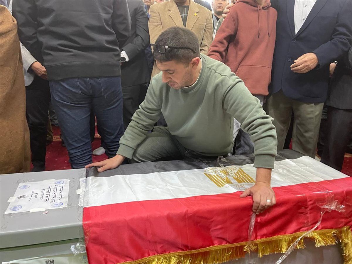 جثمان الشهيد ملفوفا بعلم مصر