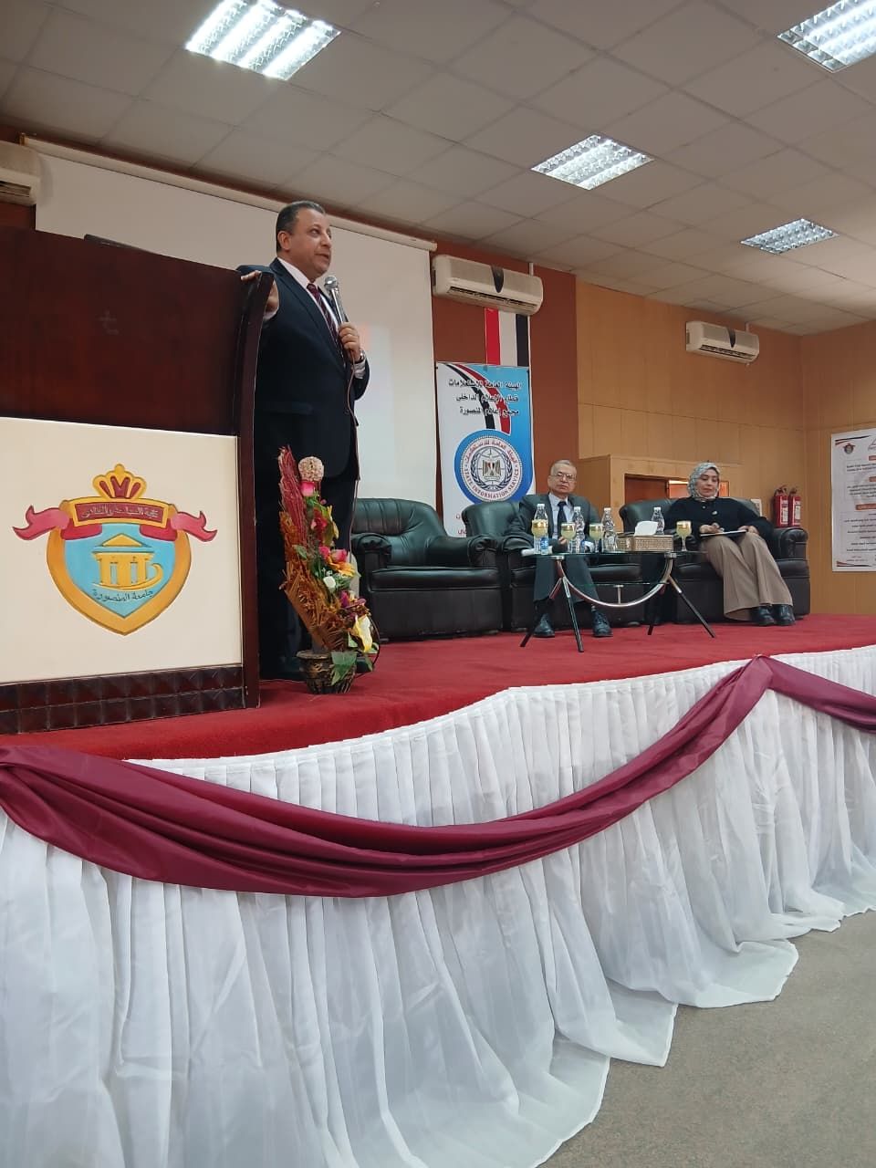 عميد كلية السياحة والفنادق يلقي كلمته
