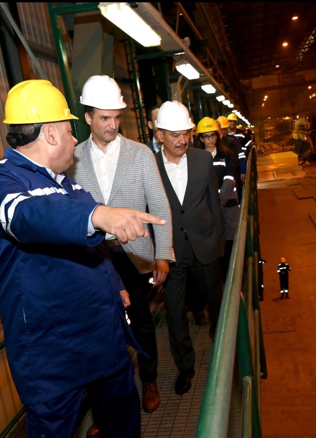 وزير الصناعة يبدى أعجابه بأحد المصانع المتكاملة بالسويس 