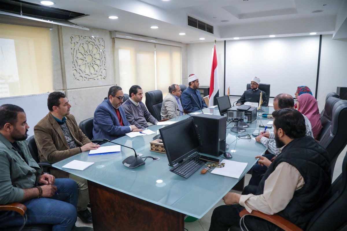 أمين البحوث الإسلامية يجتمع بإدارة مجلة الأزهر ويؤكد أهمية تكامل الجوانب التحريرية والفنية