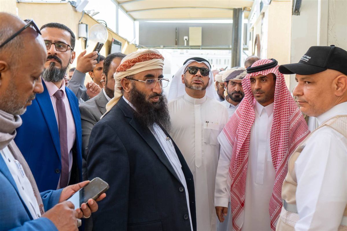 وزير الأوقاف اليمني يتفقد مخيمات الحجاج 