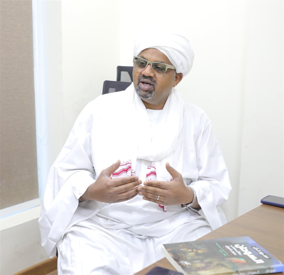 الدكتور عبد الرحمن شمينا خلال حوار مع منصة «هنا السودان» بجريدة «الدستور»