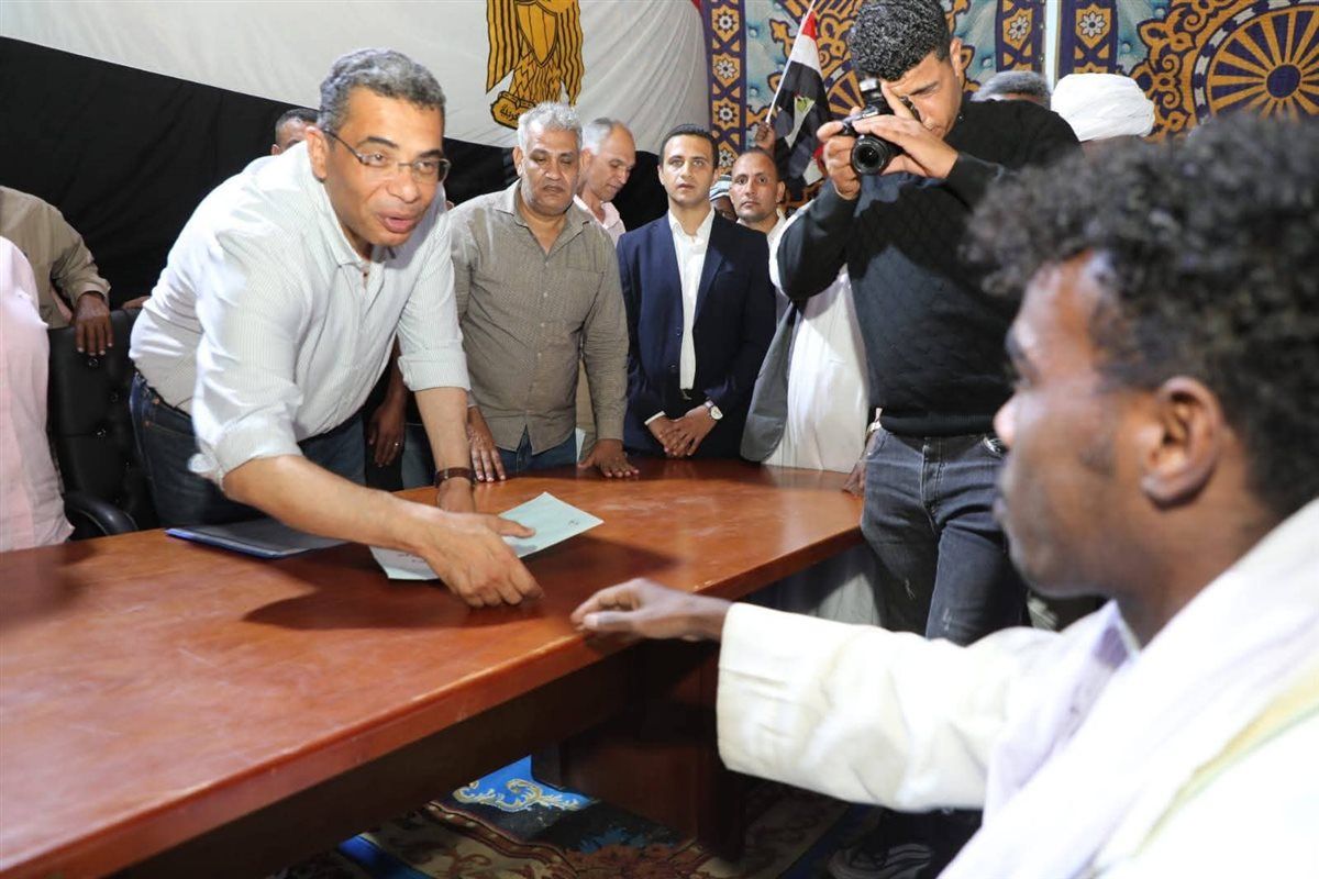 تسليم العقود