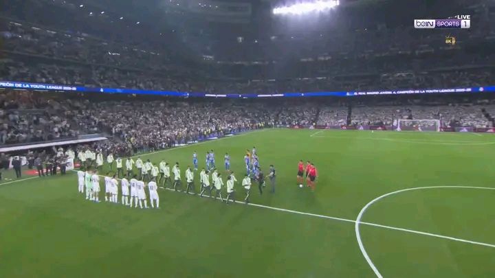 <strong>ممر شرفي لشباب ريال مدريد قبل مواجهة ألافيس بعد التتويج الأوروبي</strong>