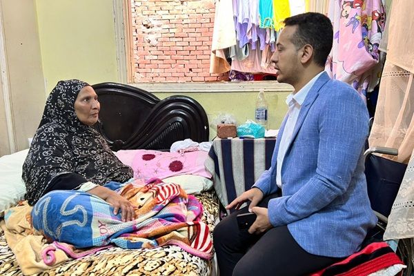 صحفي الوفد يحاور والدة المجني عليه 