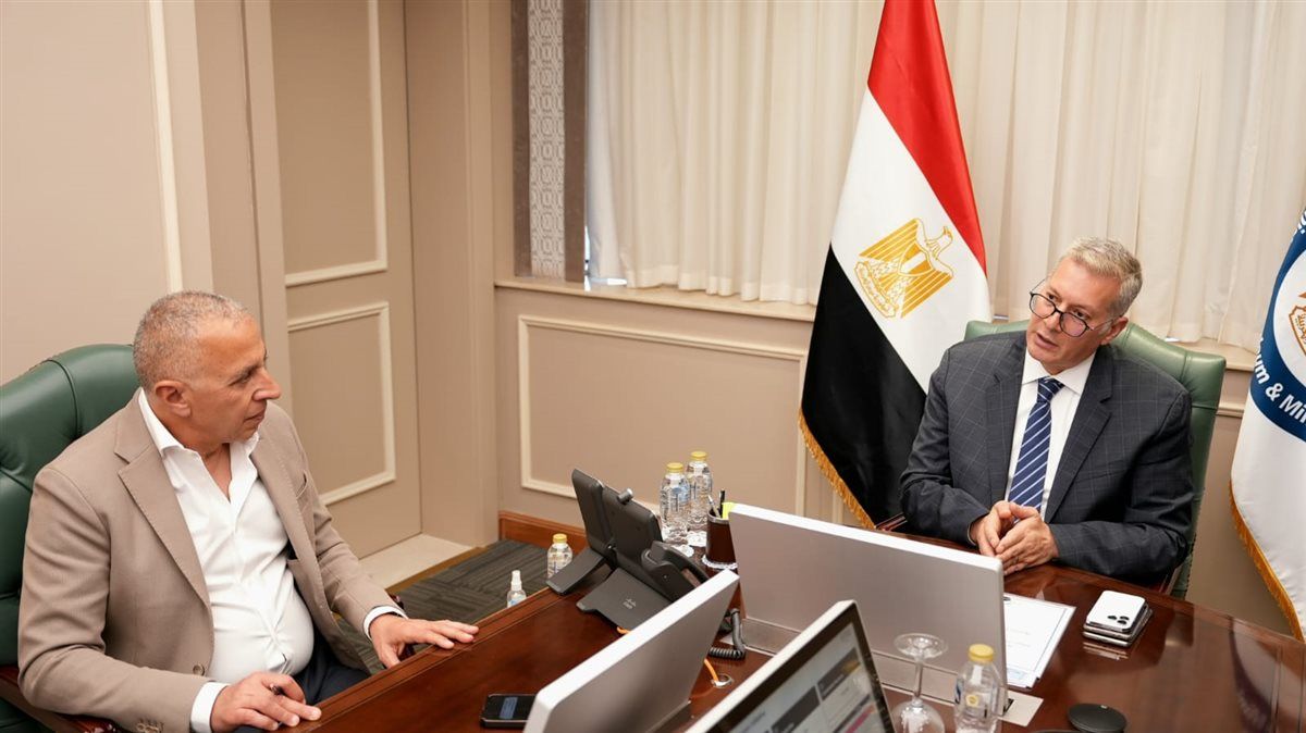 وزير البترول يبحث مع