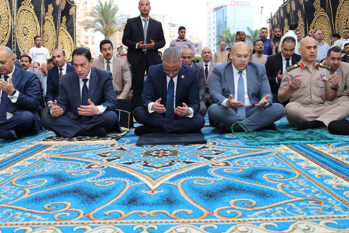 محافظ الجيزة يؤدي صلاة عيد الأضحى بساحة مسجد مصطفى محمود