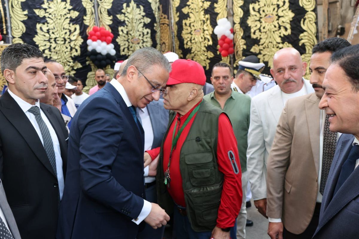 محافظ الجيزة يؤدي صلاة عيد الأضحى بساحة مسجد مصطفى محمود
