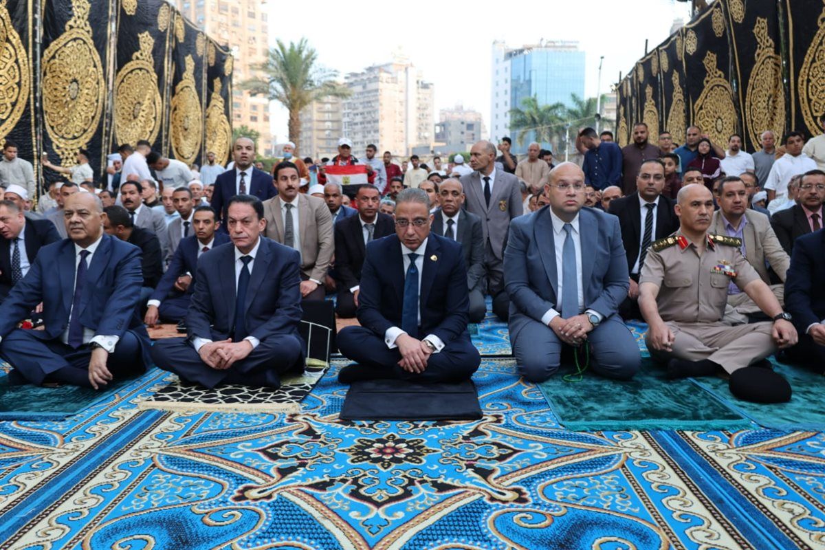 محافظ الجيزة يؤدي صلاة عيد الأضحى بساحة مسجد مصطفى محمود