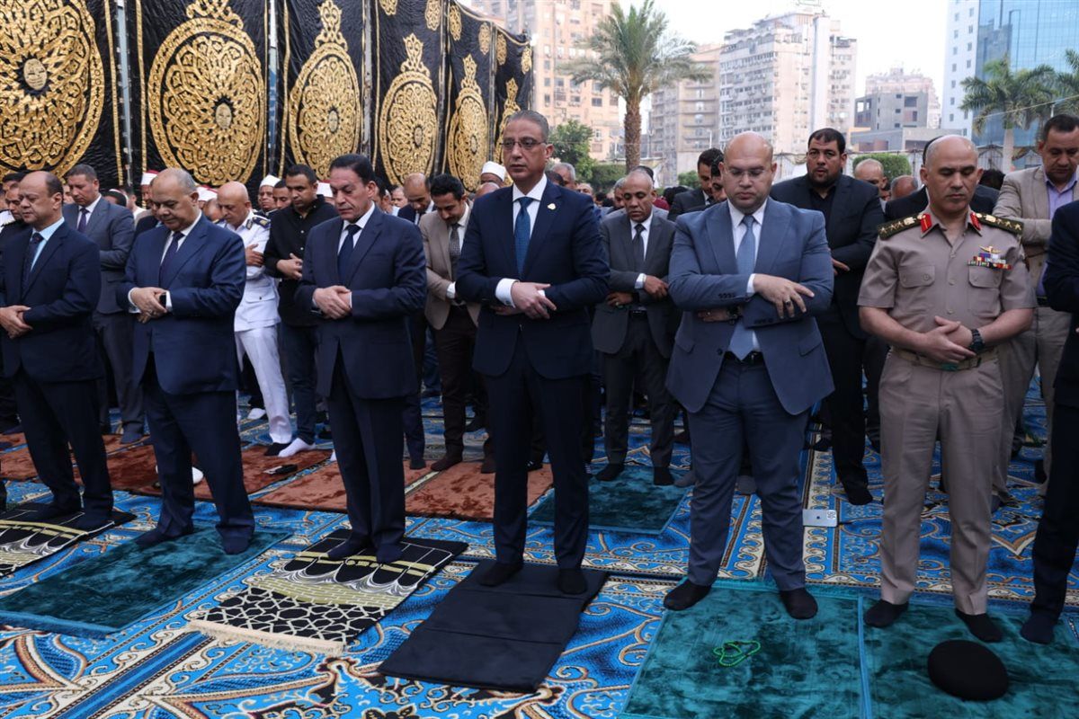 محافظ الجيزة يؤدي صلاة عيد الأضحى بساحة مسجد مصطفى محمود