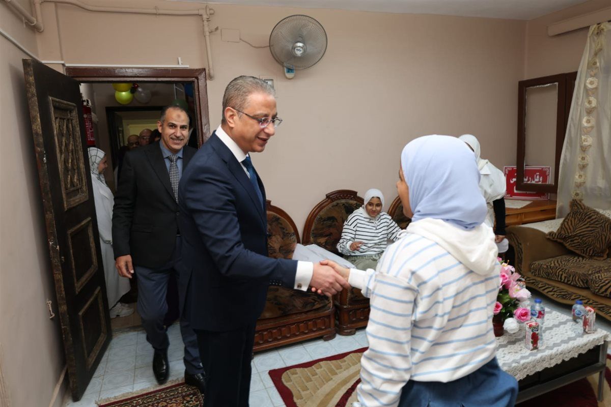 محافظ الجيزة يشارك فتيات مؤسسة الرعاية الأجتماعية للبنات بإمبابة فرحة عيد الأضحى المبارك