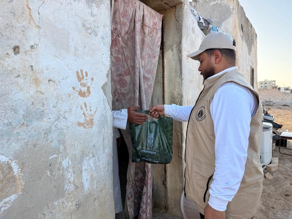 بيت الزكاة ينتهي من توزيع لحوم الأضاحي على الأُسَرِ المستحِقَّة في مطروح