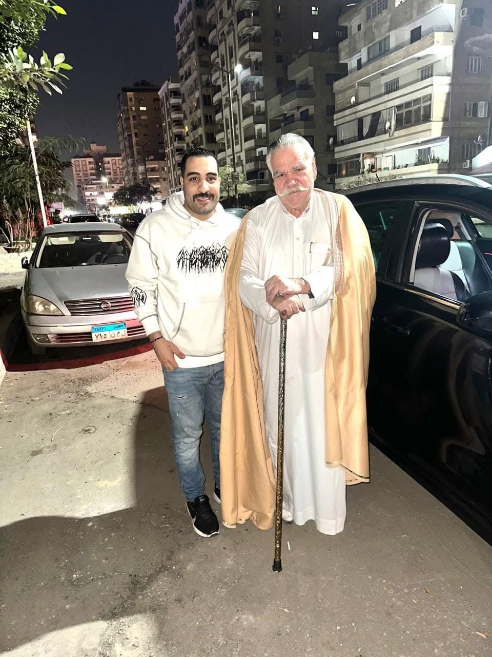 بيشوي مع صاحب سلسلة مطاعم أبو مازن 