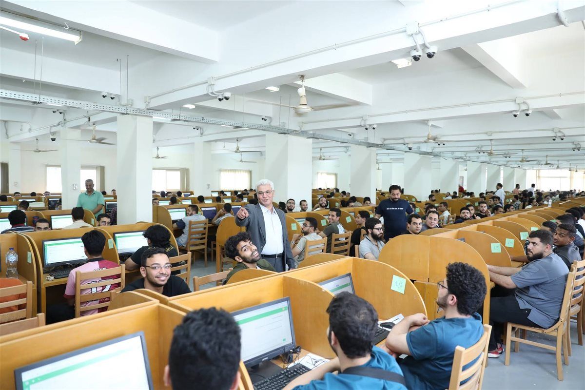 جانب من نائب رئيس الجامعة للامتحانات