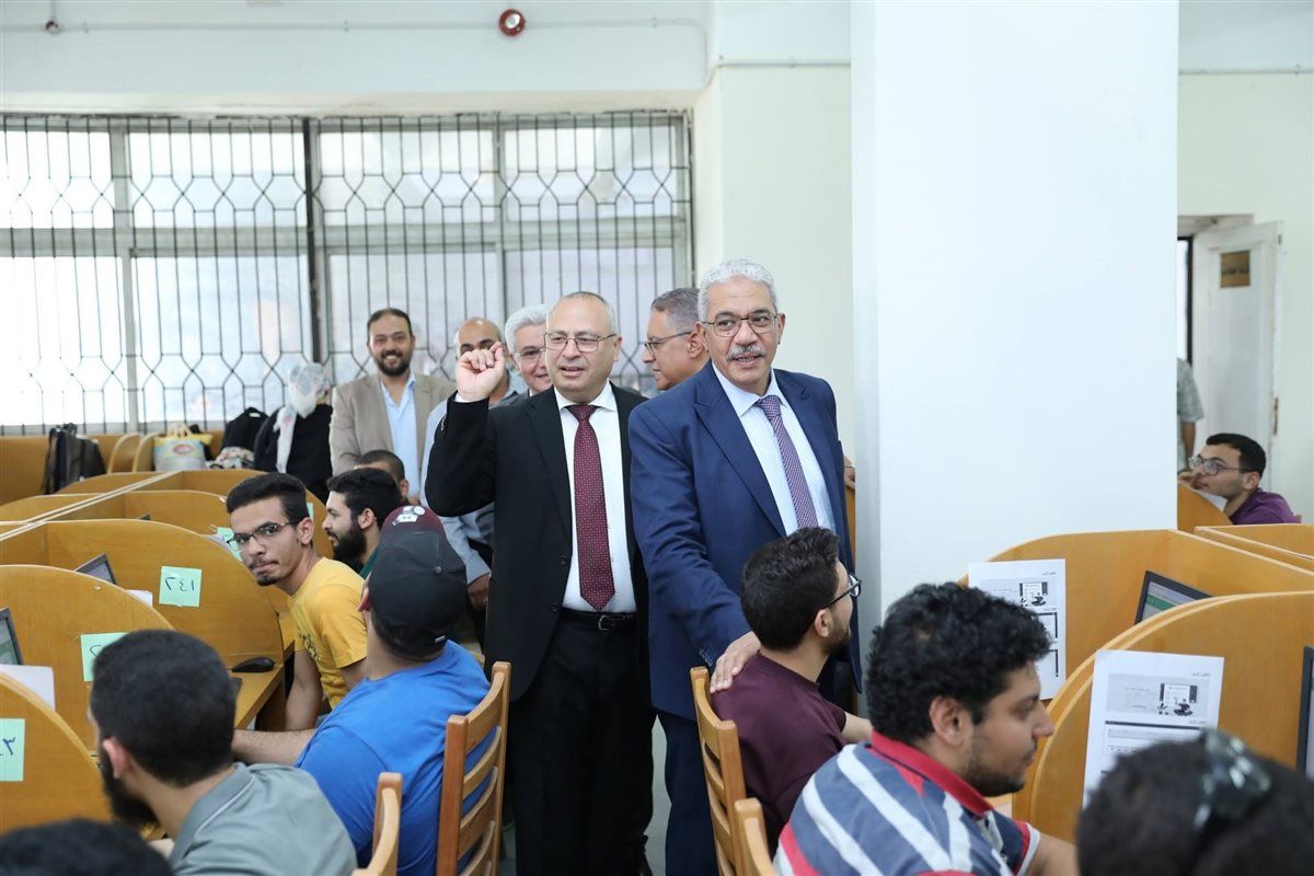 جانب من نائب رئيس الجامعة للامتحانات