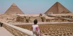 "أتحدث 15 لغة".. طفل مصري يبهر سائحين بمهاراته اللغوية (فيديو)