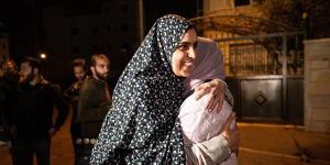 صورة
      بألف
      كلمة،
      استقبال
      أسرة
      فلسطينية
      لابنتهم
      بعد
      عودتها
      من
      سجون
      الاحتلال