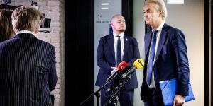 عدو
      الإسلام،
      زعيم
      اليمين
      المتطرف
      يعلن
      فشله
      في
      جمع
      التأييد
      لتولي
      رئاسة
      الوزراء
      في
      هولندا