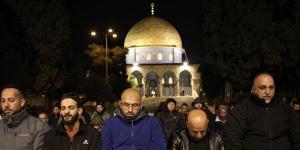 45
      ألف
      فلسطيني
      يؤدون
      صلاتي
      العشاء
      والتراويح
      بالمسجد
      الأقصى