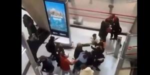 شجار
      عنيف
      وفوضى
      داخل
      مطار
      شارل
      ديجول
      في
      باريس
      بسبب
      ناشط
      كردي
      (فيديو)