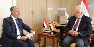 وزير
      التعليم
      العالي
      يناقش
      مع
      السفير
      اليمني
      بالقاهرة
      سبل
      تعزيز
      التعاون
      المشترك