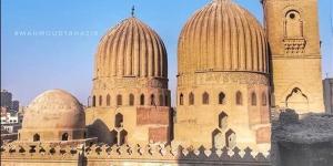 مسجد
      سلار
      وسنجر
      المعلق،
      أقيم
      فوق
      قلعة
      الكبش
      ويضم
      رفات
      أميرين
      من
      عصر
      المماليك