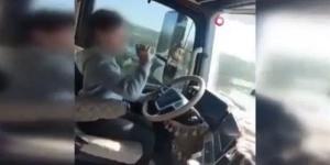 طفلة
      تقود
      شاحنة
      بيد
      واحدة
      وبالأخرى
      تشرب
      الماء
      تثير
      ضجة
      في
      تركيا
      (فيديو)