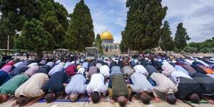 120
      ألف
      فلسطيني
      يؤدون
      صلاة
      الجمعة
      بالمسجد
      الأقصى
      (فيديو)