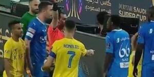 لقطة
      المباراة
      النصر
      والهلال،
      طرد
      رونالدو
      ومطالبة
      الجماهير
      بالتصفيق
      للحكم
      (فيديو)
