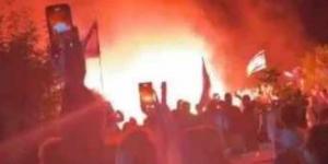 إسرائيليون يحرقون شوارع قيسارية المحتلة احتجاجا على نتنياهو.. فيديو