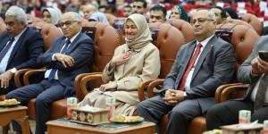 مستشار
      شيخ
      الأزهر
      للوافدين:
      نُخرّج
      أطباء
      يحملون
      ضمير
      الأزهر
      قبل
      شهادة
      الطب