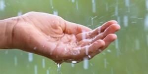 الطقس الآن: غطاء سحابي كثيف وأمطار متفرقة.. وتحذيرات من اضطرابات قوية