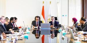 وزيرا الصحة والتخطيط يناقشان الخطة الاستثمارية لوزارة الصحة للعام المالي 2026/2027