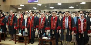 رئيس جامعة بنها يشهد حفل تخريج الدفعة 38 بكلية الطب البشري