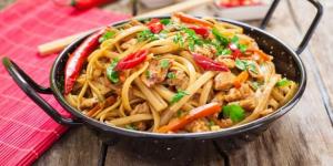 الدجاج الصيني بالخضار يقدم تجربة مطبخ عالمي في المنزل