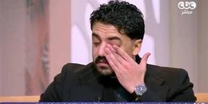إسلام جمال ينهار باكياً خلال حديثه عن المنتجين الأربعة المتوفين: لهم أفضال كتيرة عليا