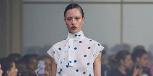 عودة المرح إلى الأزياء: البولكا دوتس الملوّنة تتصدر صيحات ربيع 2026