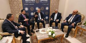 وزراء البترول والتعليم والبحث العلمي والرياضة يعقدون مائدة مستديرة