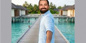 أحمد حاتم يشعل السوشيال ميديا.. زفاف غامض وصورة في المالديف (شاهد)