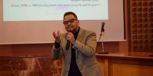 مازن الغرباوي يقدم ورشة "أسس وعناصر الإخراج المسرحي" بملتقي نغم