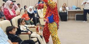 مسرح الجنوب ينظم فعالية بمركز الأورام في قنا