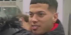 لحظات عائلية لافتة في مطار القاهرة مع عودة بعثة منتخب مصر من إسبانيا