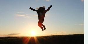 «هرمونات السعادة» الأربعة... كيف تنشطها لتحسين مزاجك وحياتك؟