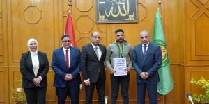 خلال جولته بالإسماعيلية.. وزير العمل يسلم عقودًا لذوي الهمم ويتفقد "مركز التدريب"