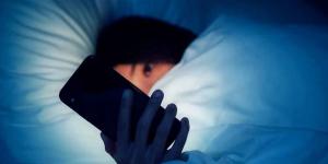 هل تؤثر الشاشات قبل النوم على الهرمونات؟