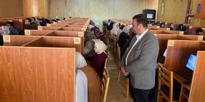 عميد طب بشري كفر الشيخ يتابع امتحانات End Module الإلكترونية للمستوى الأول