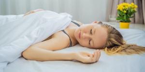 النوم بدون وسادة.. هل يفيد العمود الفقري أم يسبب مشكلات صحية؟