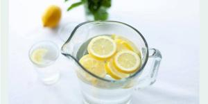 يحسن الهضم ويقوي المناعة.. فوائد تناول الليمون على الريق