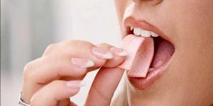 هل مضغ العلكة يقلل الشهية أم يزيدها؟