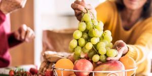 هل تناول الفواكه على معدة فارغة أفضل للصحة؟